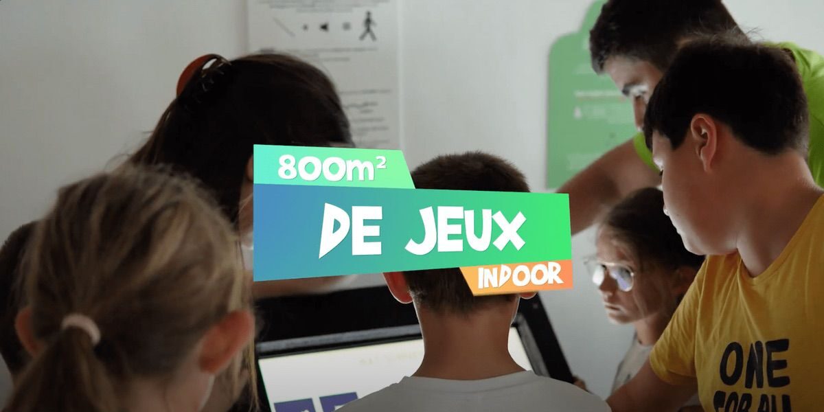 Visiteurs autour d'une borne tactile Zoodéfis — 800 m² de jeux indoor